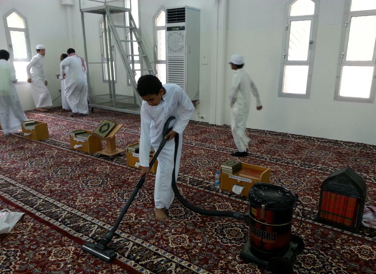 نظافة المسجد .. فضل هجره الكثيرون  